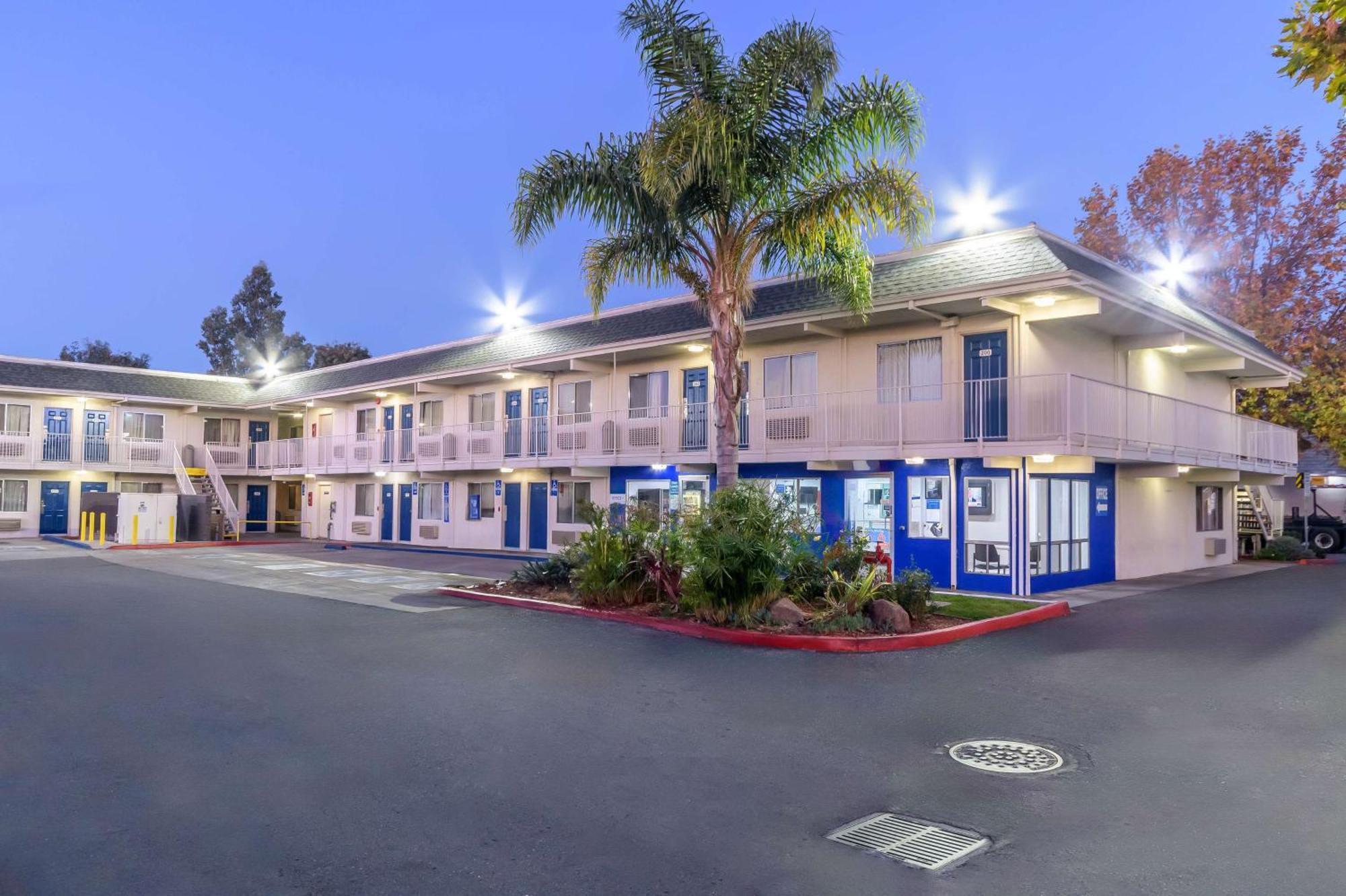 4 Smart Design Hotels Near Washington Health Care Dist Worth Booking
