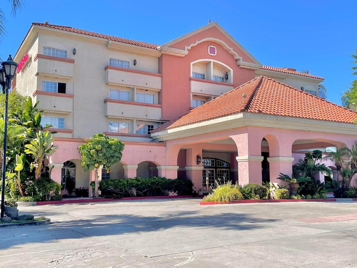 Staying Near Almansor Park: 4 Business Hotels Compared