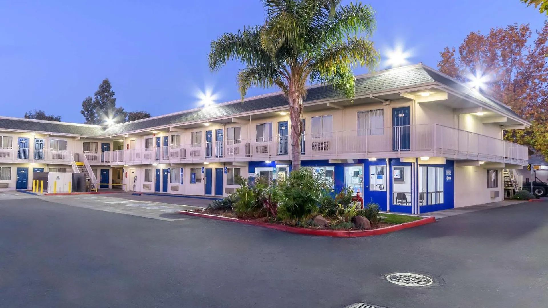 4 Smart Design Hotels Near Washington Health Care Dist Worth Booking